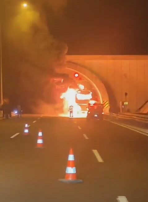 Bursa’da yolcu otobüsü yandı Bursa'nın Orhangazi ilçesinde tünel girişinde bir yolcu otobüsü yandı.