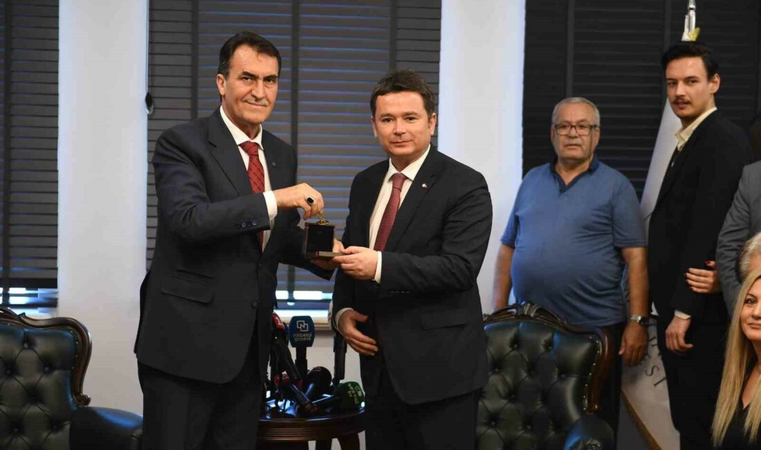 Osmangazi Belediyesi’nde örnek devir teslim OSMANGAZİ BELEDİYE BAŞKANI ERKAN AYDIN VE ÖNCEKİ DÖNEM OSMANGAZİ BELEDİYE