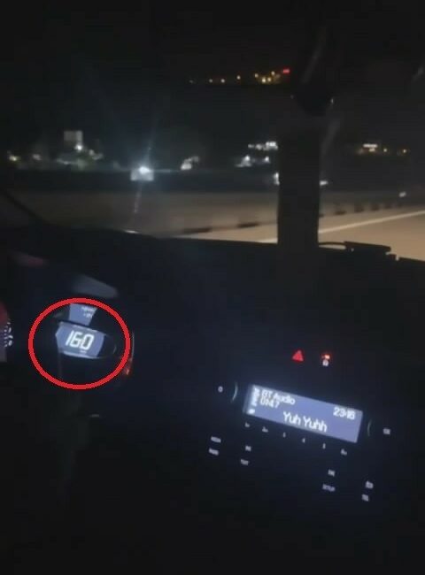 Otobanda son sürat giden otomobilin karşısına taksi çıktı BURSA’DA OTOBANDA SON SÜRAT SEYREDEN OTOMOBİLİN KARŞISINA TERS ŞERİTTE İLERLEYEN