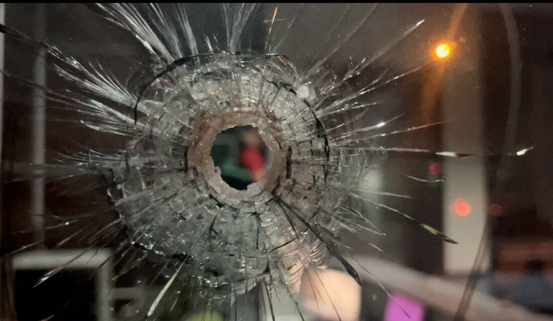 Bursa’da bir holding binasına otomobille gelen saldırganlar gece yarısı kimsenin