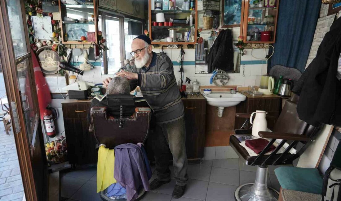 (Özel) 100 yıllık dükkanında bir ömrünü mesleğine adadı BURSA’DA YAŞAYAN 68 YAŞINDAKİ NİHAT AŞIR, KALFA OLARAK GİRDİĞİ BERBER
