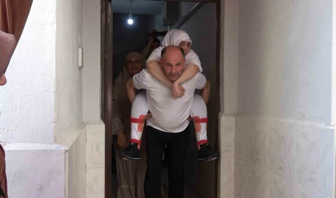 (Özel) Bir araya geldiler, yürüyemeyen Fikriye’yi konvoyla umreye gönderdiler BURSA’DA DOĞUŞTAN YÜRÜYEMEYEN 29 YAŞINDAKİ FİKRİYE’NİN KUTSAL TOPRAKLAR RÜYASI GERÇEK