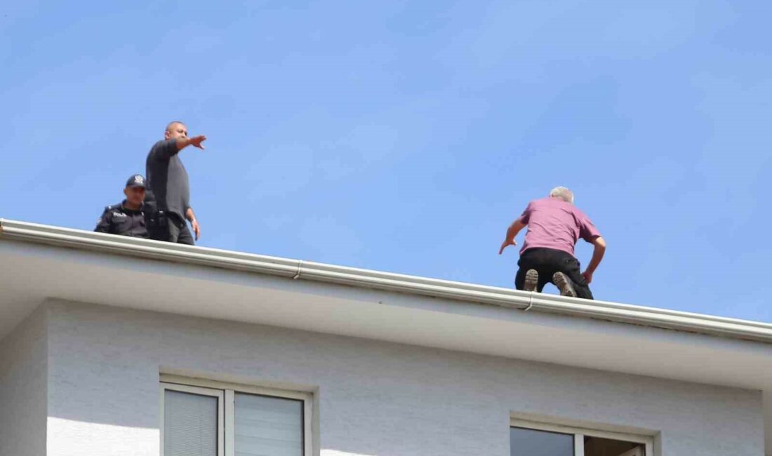 (Özel) BUSKİ’nin çatısına çıkan şahıs, 1 saatlik çabanın sonunda ikna edildi BURSA’DA 6 KATLI BİNANIN ÇATISINA ÇIKARAK İNTİHAR GİRİŞİMİNDE BULUNAN BİR