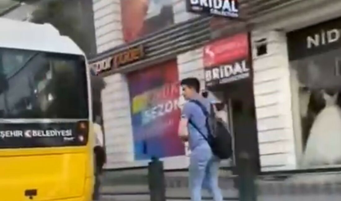 Bursa’da akan trafikte yolcu minibüsünün arkasına tutunarak ilerleyen patenli genç,