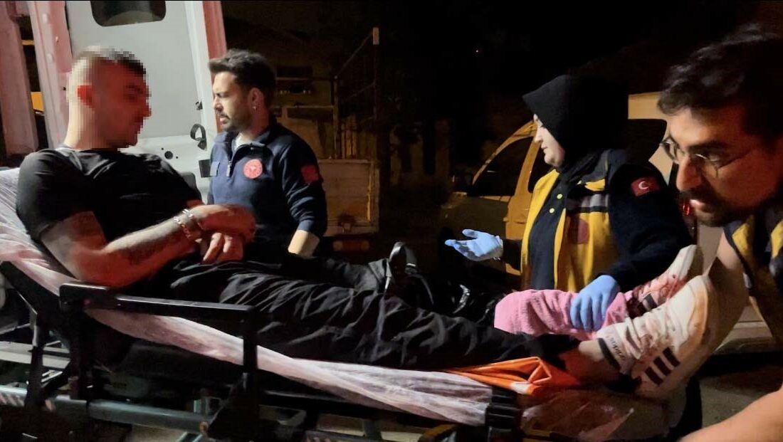 Bursa’da polise silah çeken şüpheli vurularak yakalandı POLİSE SİLAH ÇEKEN ŞÜPHELİ VURULARAK YAKALANDI. YARALI HASTANEYE KALDIRILDI