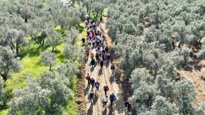 MUDANYA BELEDİYESİ’NİN TURİZM HAFTASI ETKİNLİKLERİ ÇERÇEVESİNDE DÜZENLEDİĞİ YÜRÜYÜŞE KATILAN DOĞASEVERLER