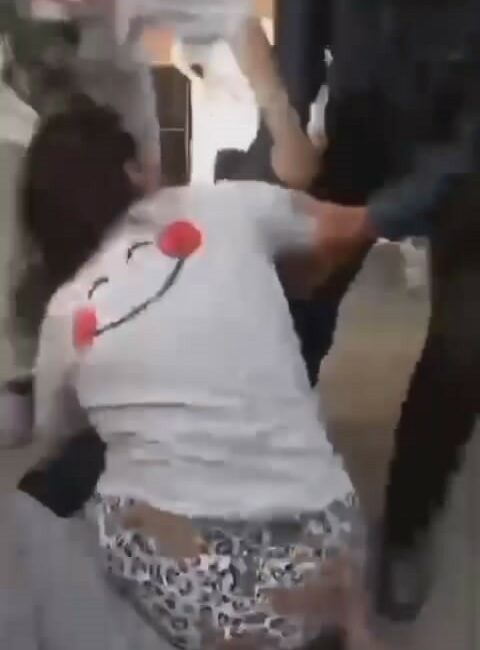 Bursa’da kadınların saç saça kavgası kamerada Bursa’da 2 kadının saç saça kavga etmesi kameraya yansıdı.