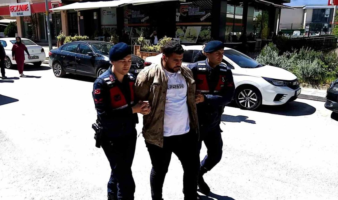 Bursa’da şaka yapan arkadaşını bıçakla ağır yaraladı Bursa'da bir kişi şaka yapan arkadaşını bıçakla ağır yaraladı.