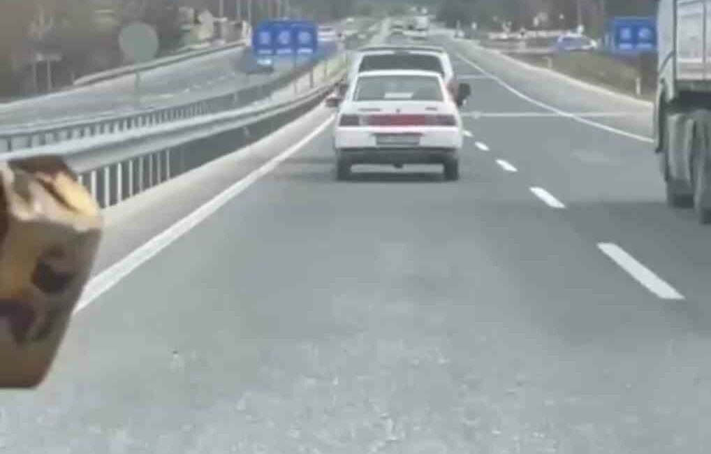 Şehirlerarası yolda bozulan otomobili böyle çekti BURSA'DA ŞEHİRLERARASI YOLDA ARIZA YAPAN OTOMOBİLİN TEHLİKELİ ŞEKİLDE ÇEKİLMESİ KAMERAYA