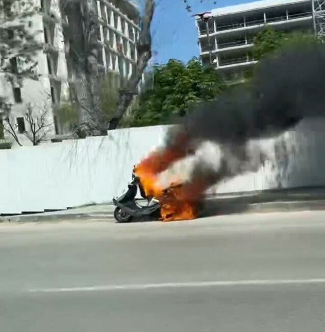 Seyir halindeki motosiklet alev alev yandı, ilk müdahale trafik polisinden BURSA'DA SEYİR HALİNDEKİ MOTOSİKLET ALEV ALEV YANARKEN, YANGINA İLK MÜDAHALEYİ