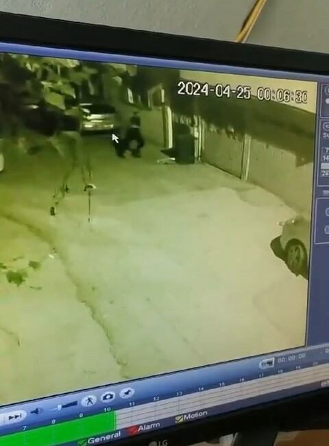 BURSA’DA YANINDAKİ KADINLAR KONUŞURKEN NEYE SİNİRLENDİĞİ BİLİNMEYEN ADAM, YOL ÜZERİNDE