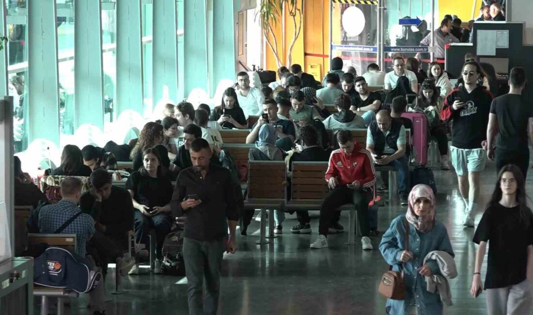 Bursa terminalinde bayram tatili yoğunluğu Bursa Şehirlerarası Otobüs terminalinde bayram tatili yoğunluğu yaşanıyor.