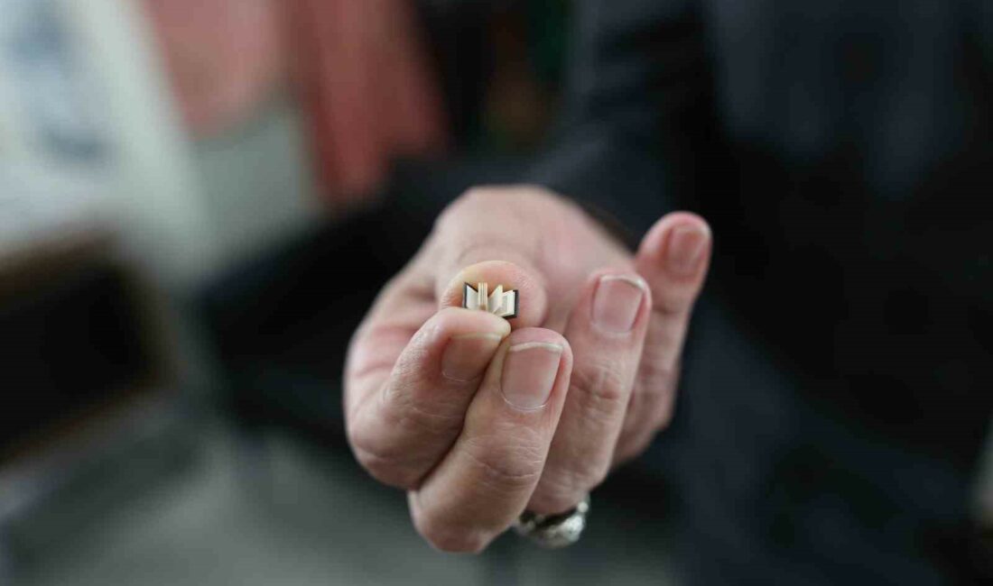 Tırnaktan bile küçük İncil, görenleri hayrete düşürüyor DÜNYADAKİ BİRÇOK ÜLKENİN KÜLTÜRÜNÜ YANSITAN ESERLER ARASINDA TIRNAKTAN DA KÜÇÜK