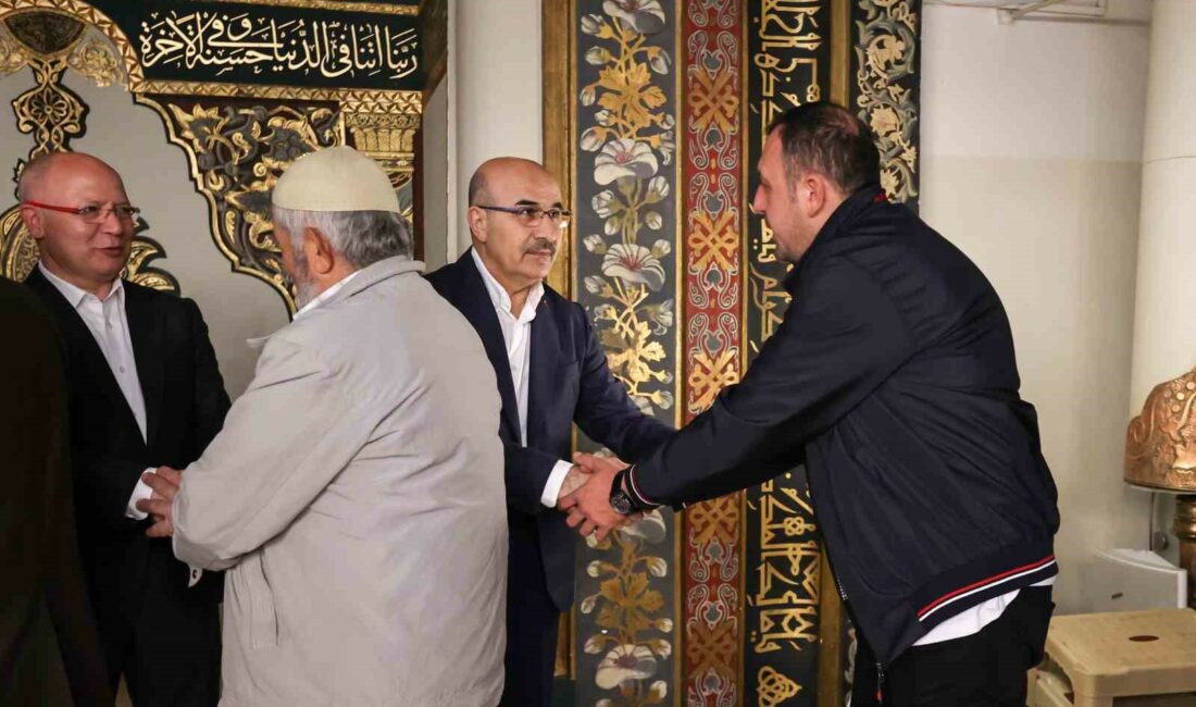 Vali Demirtaş, Bursalılarla bayramlaştı RAMAZAN BAYRAMI NAMAZINI VATANDAŞLARLA BİRLİKTE ULU CAMİ'DE KILAN BURSA VALİSİ