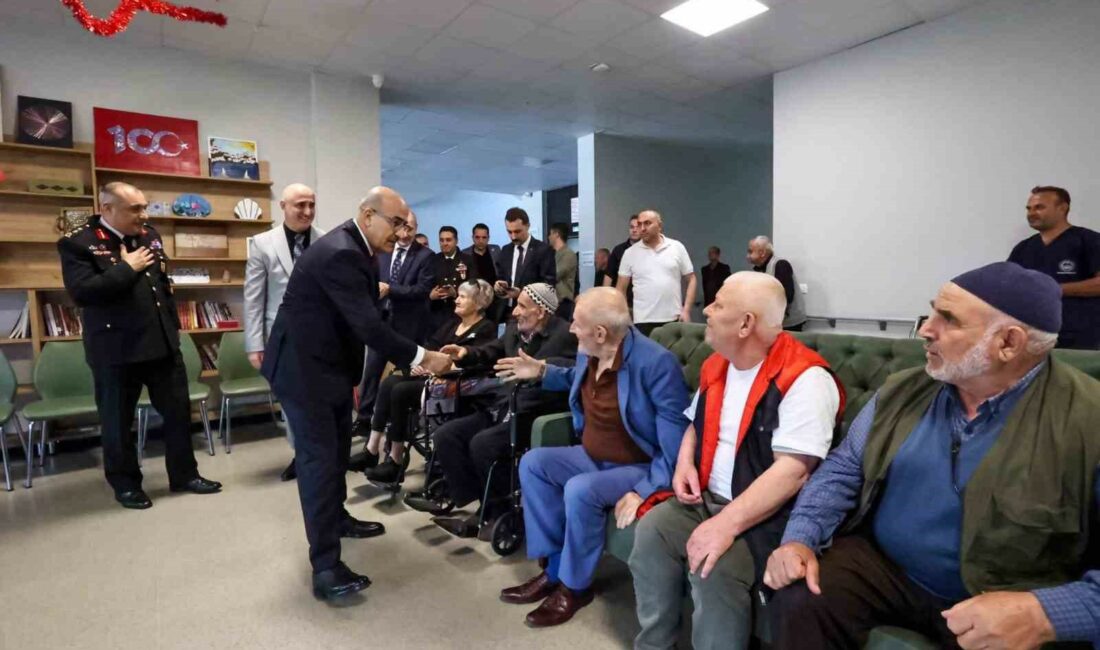 Vali Demirtaş, çocuk ve yaşlılarla bir araya geldi BURSA VALİSİ MAHMUT DEMİRTAŞ, KORUMA ALTINDAKİ ÇOCUK VE HUZUR EVİNDEKİ