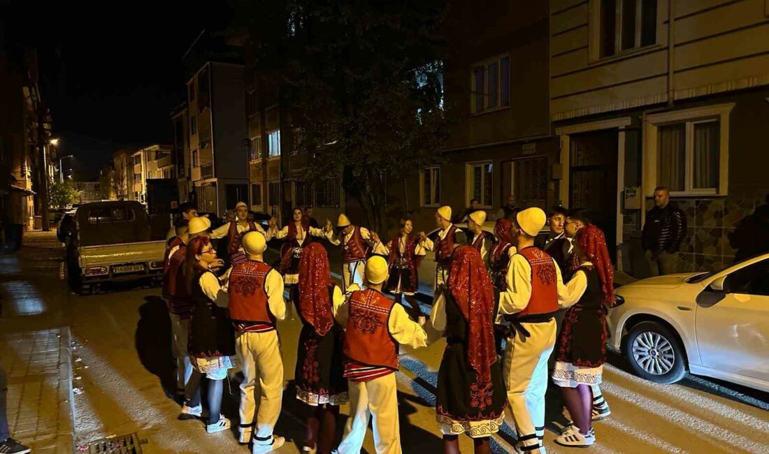 YÖRESEL KIYAFETLER GİYEREK OYUN HAVASIYLA VATANDAŞLARI SAHURA KALDIRDILAR