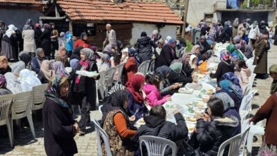 BURSA'DA KÖYLÜLER TARAFINDAN YILDA BİR KEZ PİŞİRİLEN YEMEK İÇİN BİNLERCE