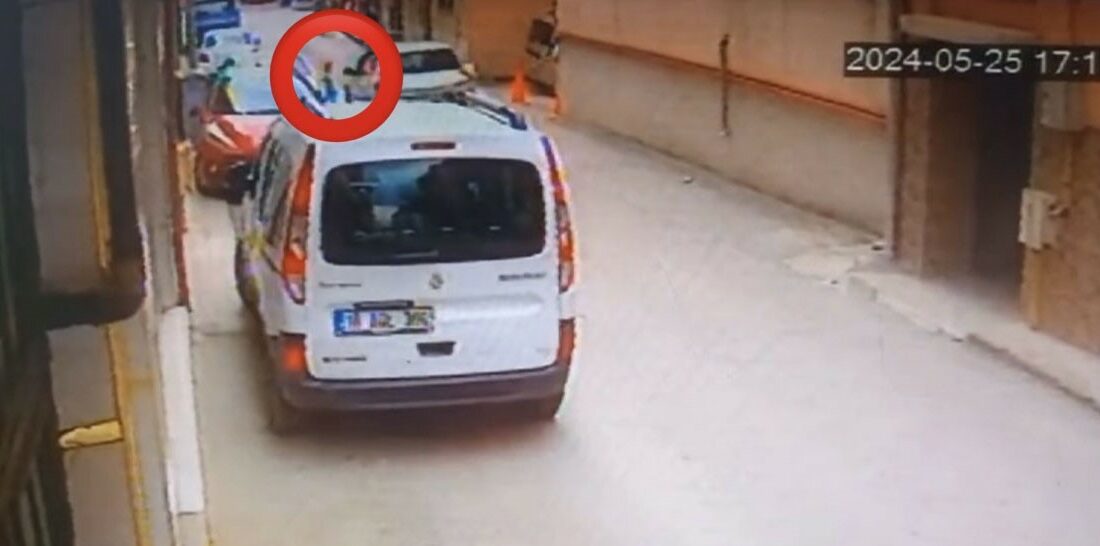 BURSA’DA 3 YAŞINDAKİ ÇOCUK YOLA ANİDEN FIRLAYINCA OTOMOBİLİN ALTINDA KALDI.