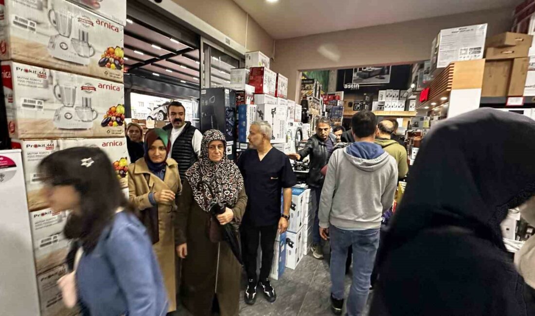 Anneler Günü izdihamı…Yağmura aldırış etmeden kampanya için saatlerce beklediler BURSA'DA BİR ZÜCACİYE MAĞAZASININ 'ANNELER GÜNÜ' ÖZEL AÇILIŞINDA İZDİHAM YAŞANDI.