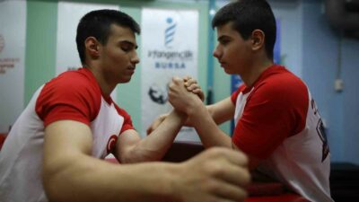 BURSA’DA KÜÇÜK YAŞTA BAŞLADIKLARI BİLEK GÜREŞİ SPORUNDA TÜRKİYE ŞAMPİYONLUĞU KAZANAN