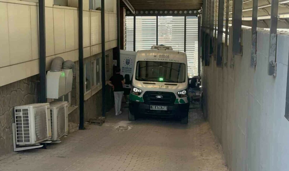 BURSA'DA CİNNET GETİREN BABALARININ ÖLDÜRDÜĞÜ 3 KARDEŞİN CENAZELERİ YAKINLARI TARAFINDAN