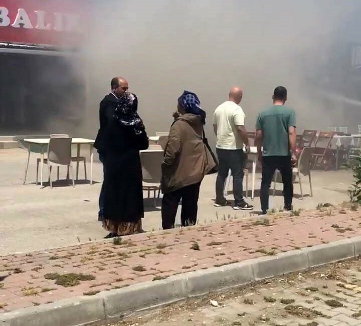 Mudanya’da balıkçı restoranı yandı BURSA'DA BİR BALIKÇI RESTORANINDA YANGIN ÇIKTI