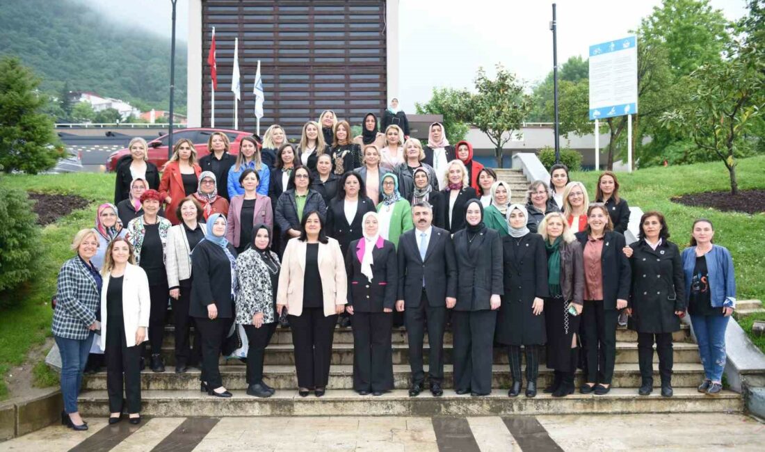 Başkan Yılmaz, Bursalı kadın muhtarlarla buluştu YILDIRIM BELEDİYE BAŞKANI OKTAY YILMAZ, ANNELER GÜNÜ VESİLESİYLE KADIN MUHTARLARLA