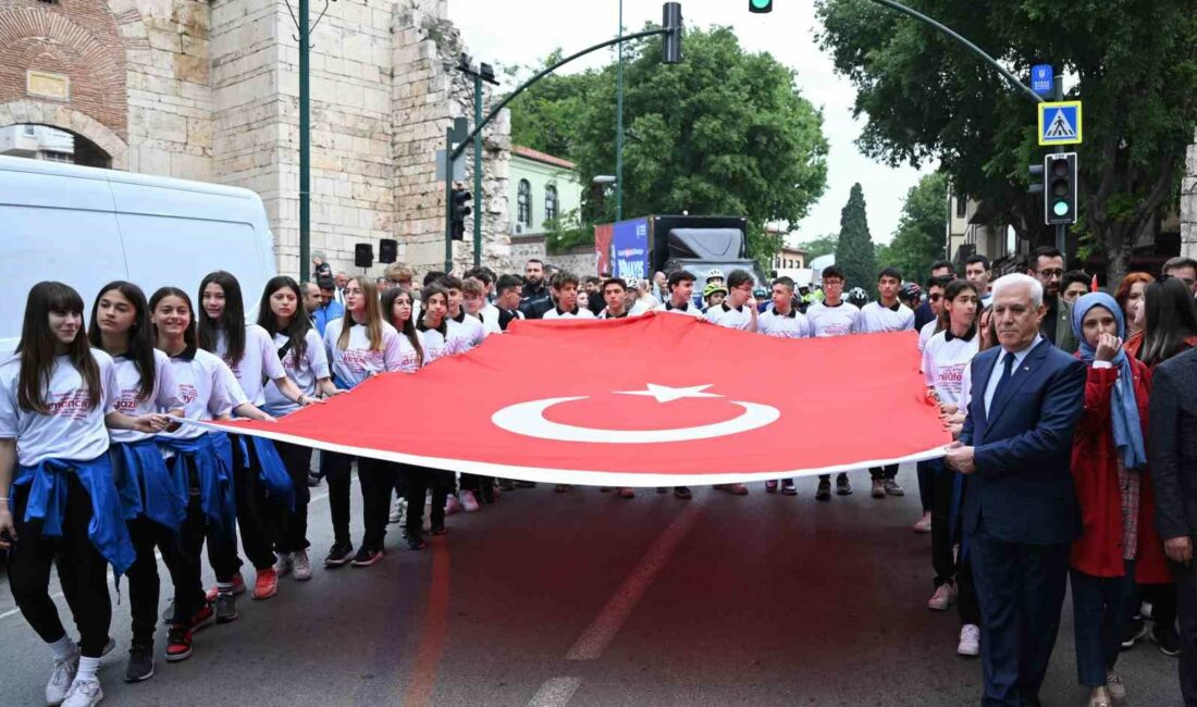 Bursa’da 19 Mayıs coşkusu kortejle başladı Bursa Büyükşehir Belediyesi tarafından 19 Mayıs Atatürk’ün Anma, Gençlik ve