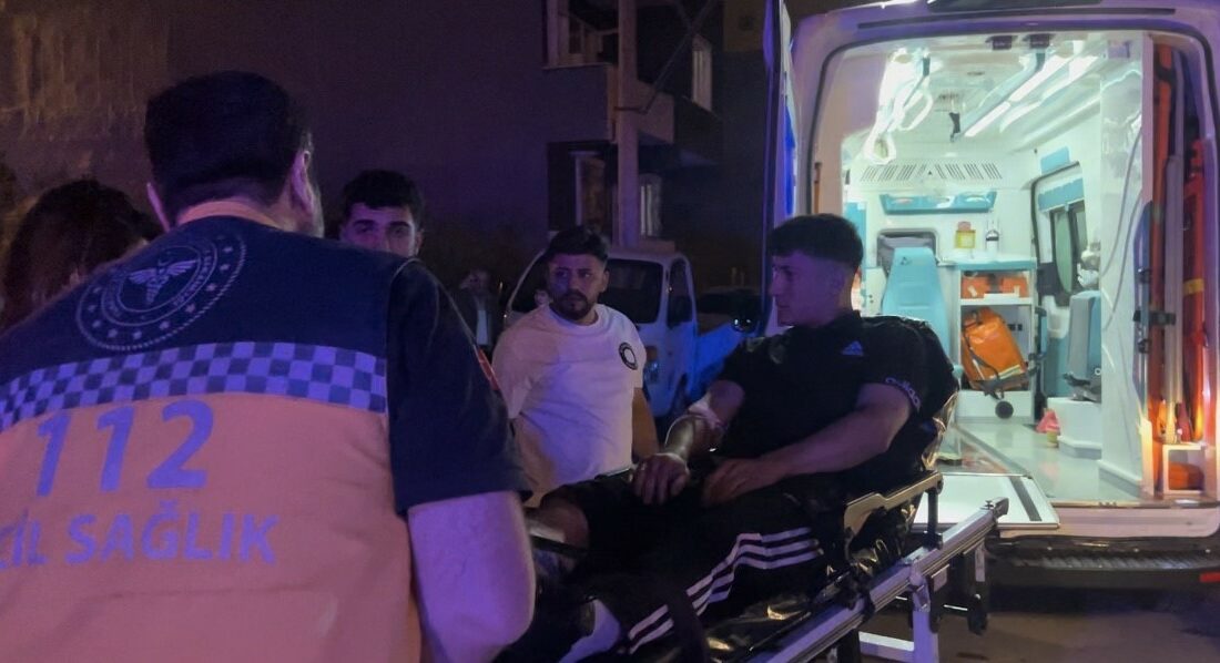 Bursa’da akrabalar arasında çıkan kavgada baba-oğul yaralandı BURSA’DA AKRABALAR ARASINDA ÇIKAN KAVGADA SİLAHLAR KONUŞTU : BABA-OĞUL YARALANDI