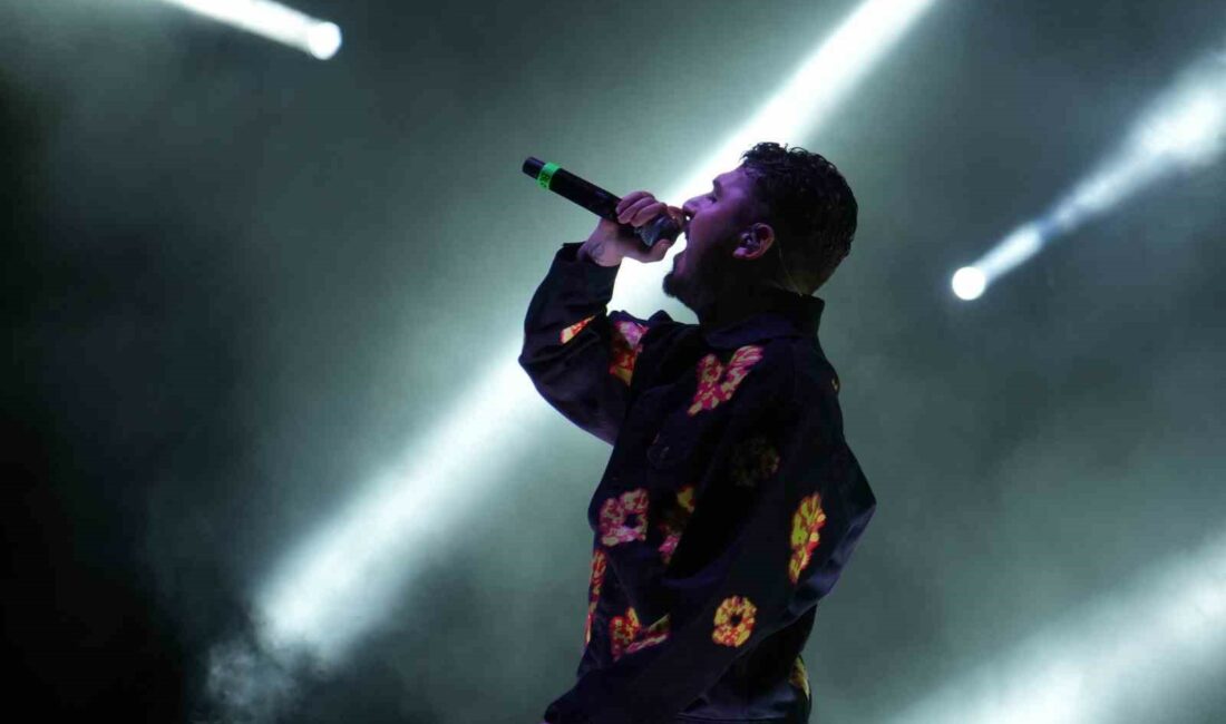 Bursa’da Blok3 rüzgarı TÜRK RAP MÜZİĞİNİN SEVİLEN İSMİ BLOK3, BURSA'DA SAHNE ALDI. SEVİLEN