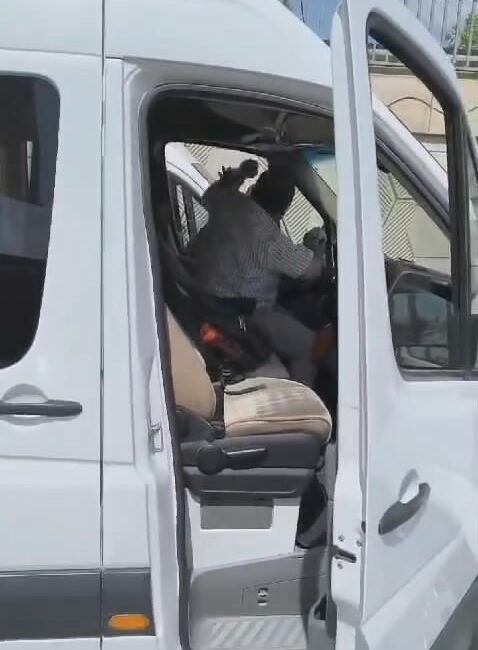 Bursa’da dolmuş şoförlerinin kavgası kamerada BURSA'NIN İNEGÖL İLÇESİNDS DOLMUŞ ŞOFÖRLERİNİN KAVGASI AMATÖR KAMERAYA YANSIDI.