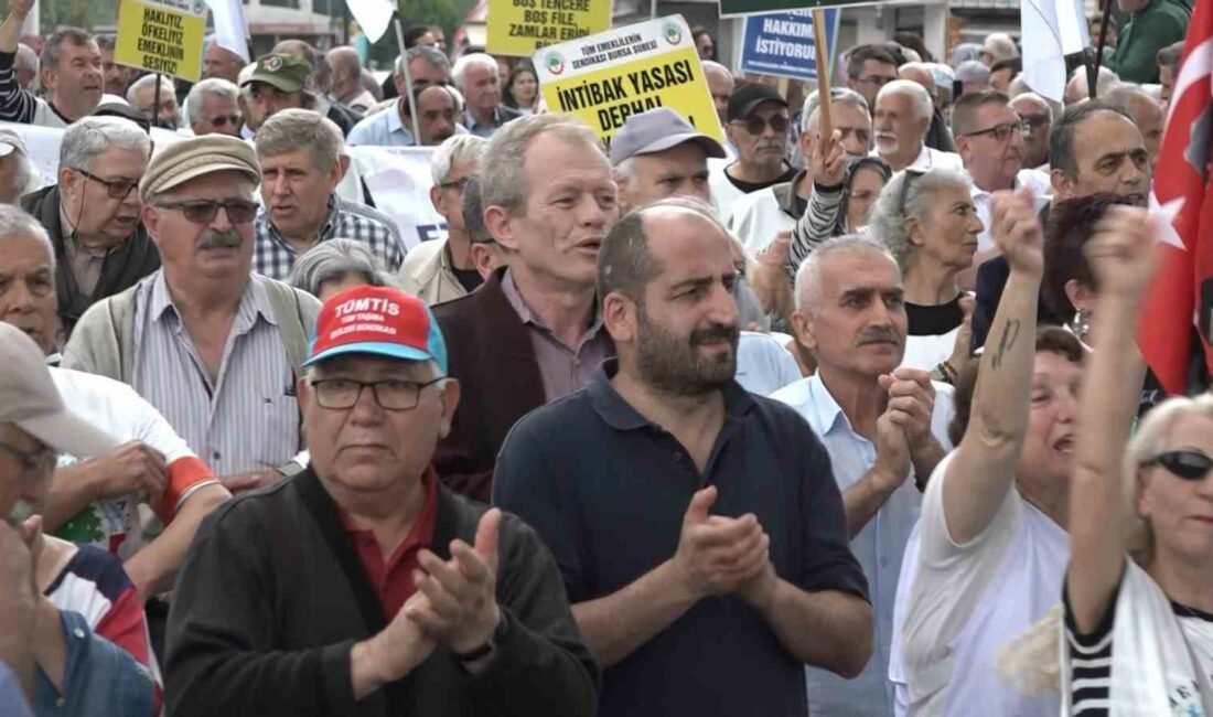 Bursa’da emekliler yollarda BURSA’DA BİR ARAYA GELEN BİNLERCE EMEKLİ, KENDİLERİNE SUNULAN MADDİ İMKANLARIN