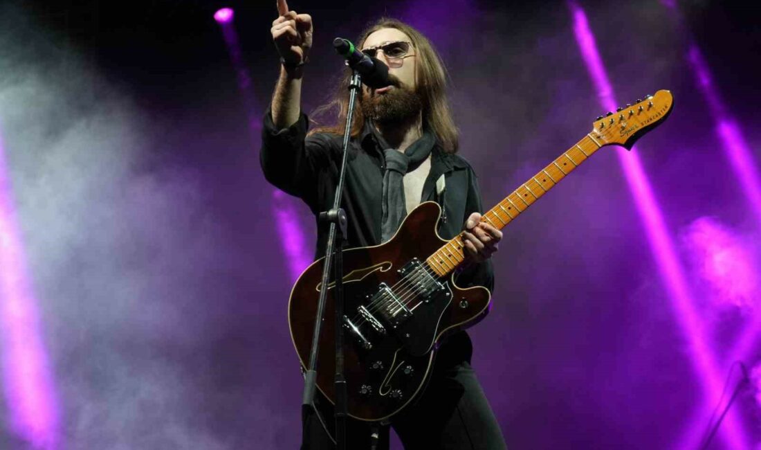 YENİ ANADOLU MÜZİĞİNİN SEVİLEN İSMİ EMRE FEL, BURSA'DA SAHNE ALDI.