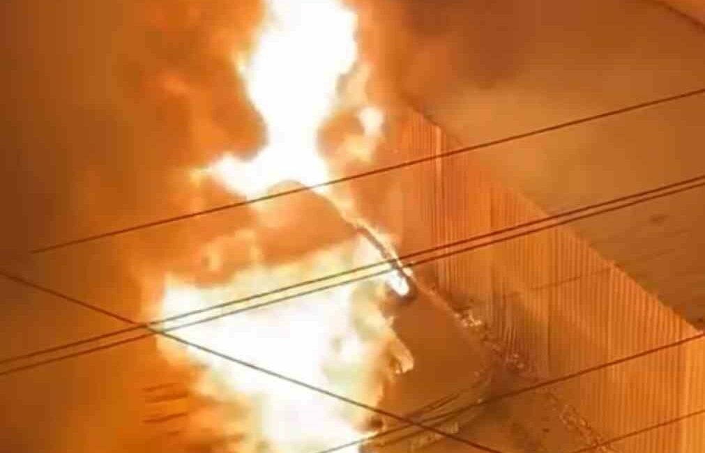 BURSA'DA GARAJDA BULUNAN 2 OTOMOBİL ALEV ALEV YANDI