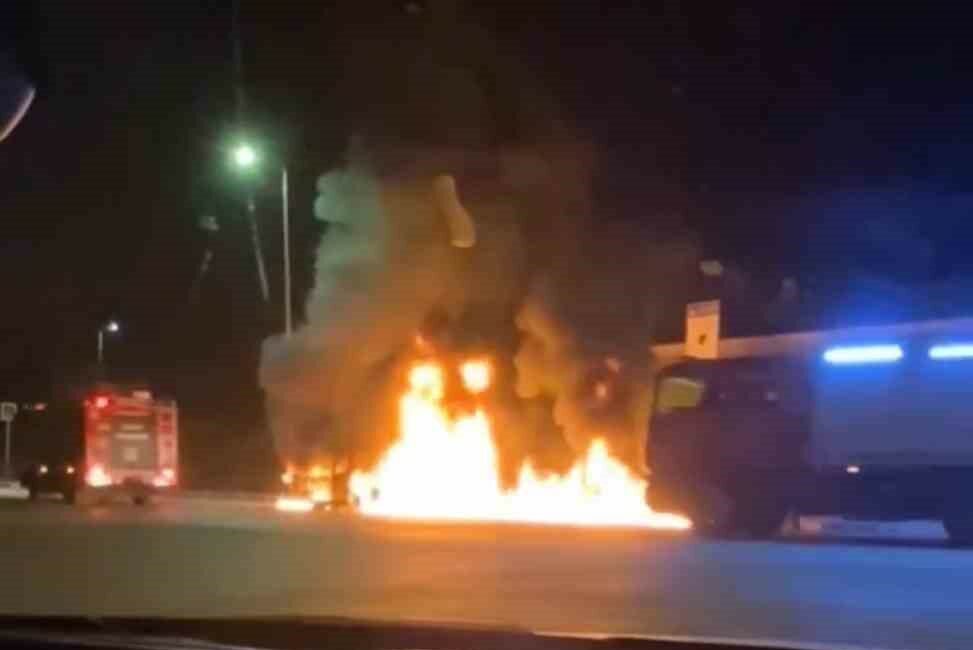 Bursa’da hafif ticari araç yandı Bursa’nın Mudanya ilçesinde hafif ticari araç yandı.