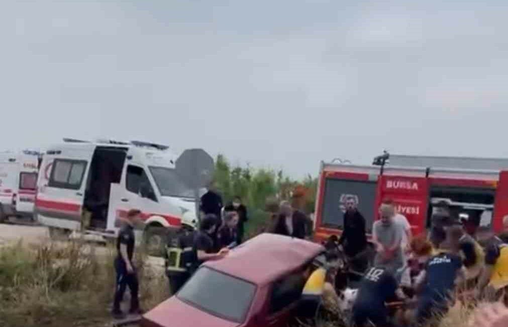 Bursa’da iki otomobil çarpıştı: 5’i ağır 8 yaralı BURSA'DA ÇARPIŞAN ARAÇLARDAN BİRİ DEREYE UÇTU, 8 KİŞİ YARALANDI
