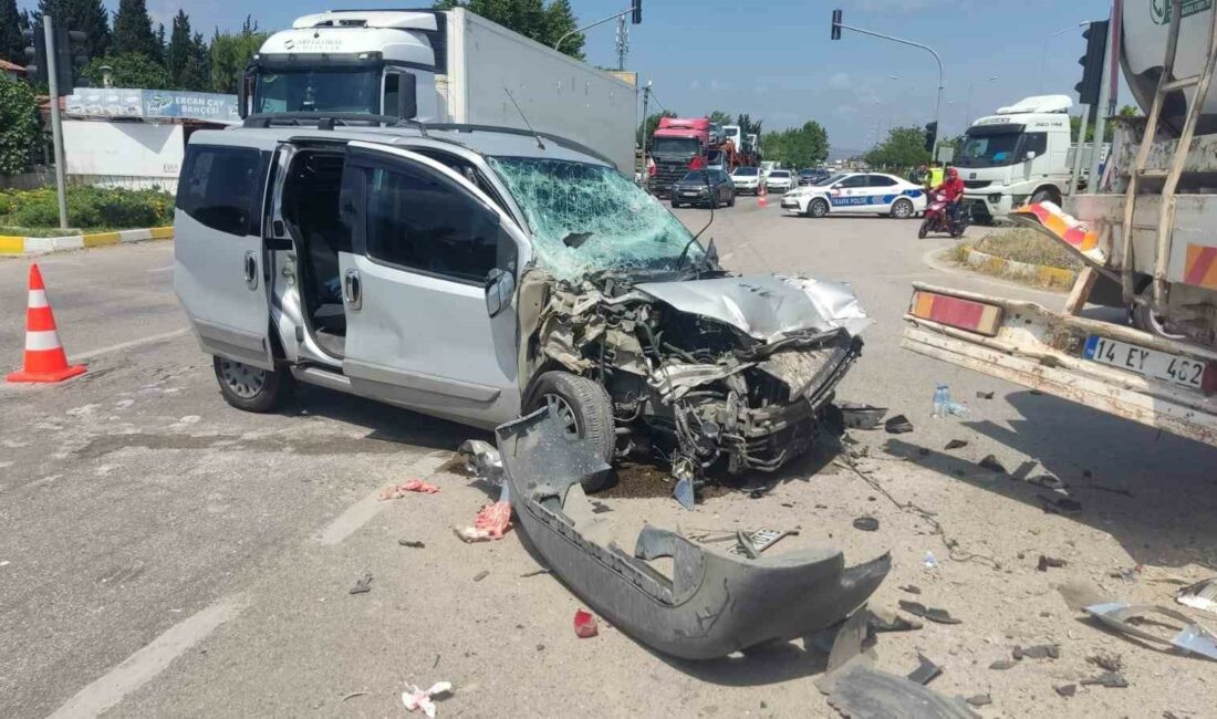 Bursa’da ışık ihlali kazaya sebep oldu BURSA'NIN KARACABEY İLÇESİNDE KIRMIZI IŞIKTA GEÇEN HAFİF TİCARİ ARAÇ, SÜT