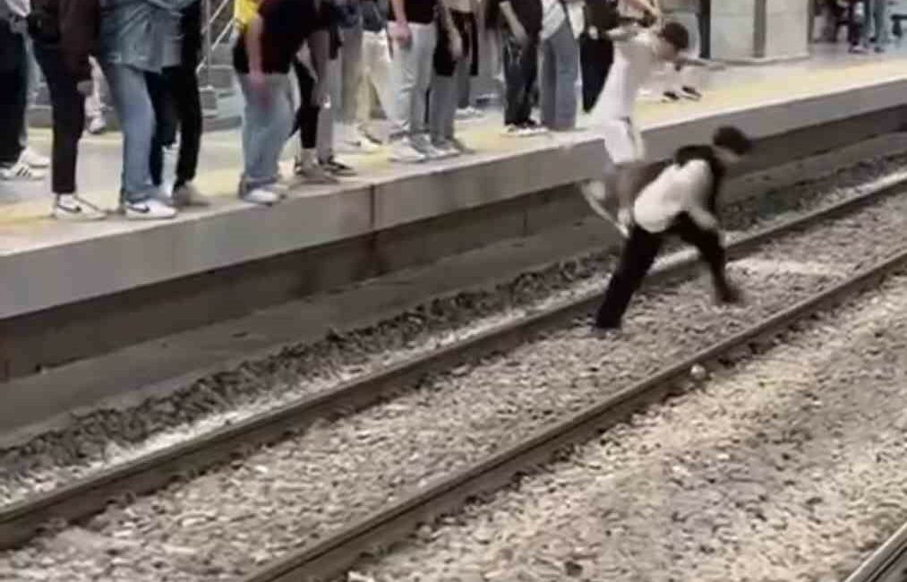 BURSA'DA DÜN AKŞAM KONSER SONRASI GENÇLER KENDİ ARALARINDA KAVGA ETTİ.