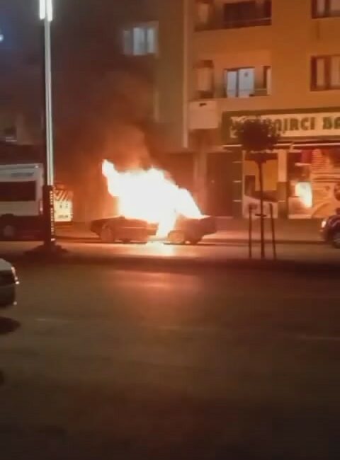 Bursa’da otomobildeki alevler servis aracına sıçradı Bursa’nın Gürsu ilçesinde, otomobildeki alevler bir servis aracına sıçradı.