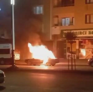 Bursa’da otomobildeki alevler servis aracına sıçradı Bursa’nın Gürsu ilçesinde, otomobildeki alevler bir servis aracına sıçradı.