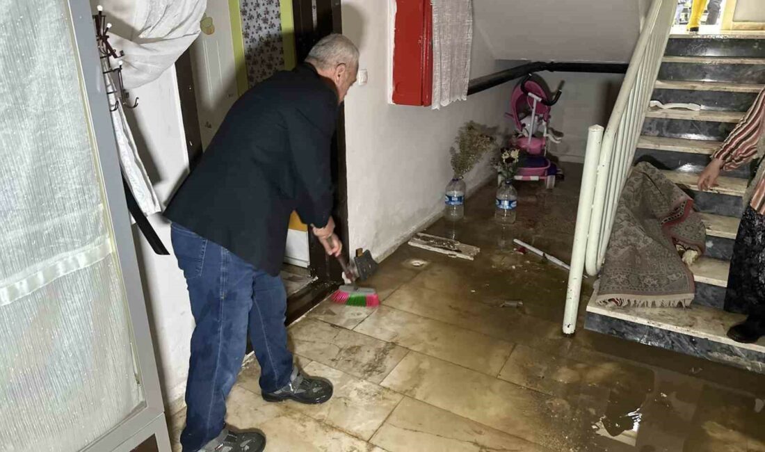 Bursa’da sağanak yağış hayatı felç etti BURSA'NIN GÜRSU İLÇESİNDE ŞİDDETLİ YAĞIŞ SEBEBİYLE DERELER TAŞARKEN, 6 BLOĞUN