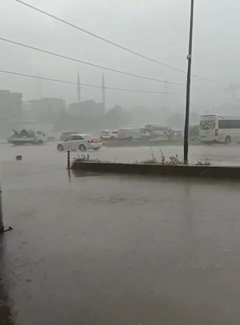 Bursa’da sağanak yağış ve dolu hayatı felç etti BURSA'DA BİR ANDA BAŞLAYAN SAĞANAK YAĞIŞ VE DOLU HAYATI FELÇ