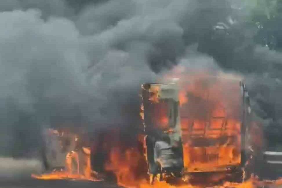 Bursa’nın Nilüfer ilçesinde servis minibüsü alev alev yandı.