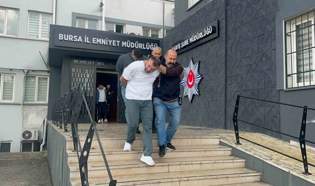 Bursa’da silahlı kavganın sebebi ortaya çıktı BURSA'DA ARALARINDA DAHA ÖNCEDEN HUSUMET BULUNAN TARAFLAR ARASINDA ÇIKAN SİLAHLI