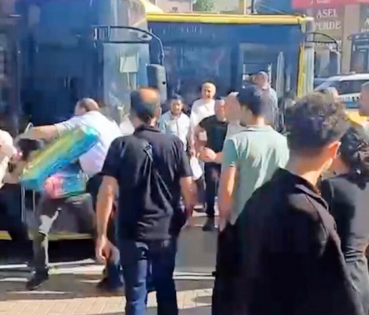 Bursa’da taksi ile belediye otobüsü şoförleri birbirine girdi Bursa’nın Osmangazi ilçesinde taksi ile belediye otobüsü şoförleri birbirine girdi.