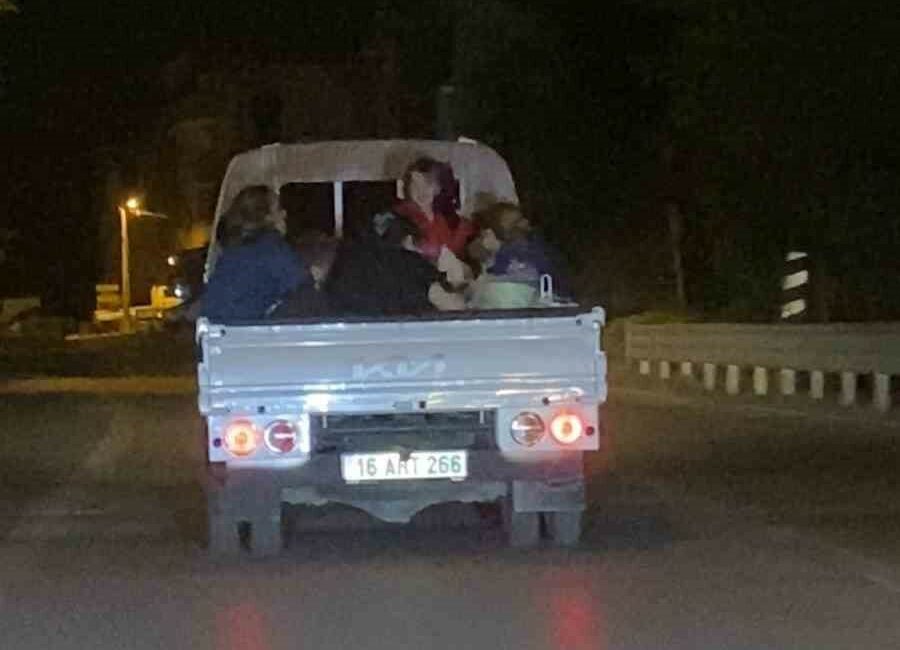 Bursa’da kamyonet kasasında tehlikeli yolculuk Bursa’da açık kasa kamyonetin arkasında tehlikeli yolculuk yapan çok sayıda