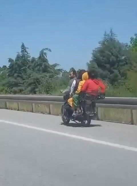Bursa’da motosiklette tehlikeli yolculuk Bursa’da bir ailenin motosikletteki tehlikeli yolculukları kameraya yakalandı.