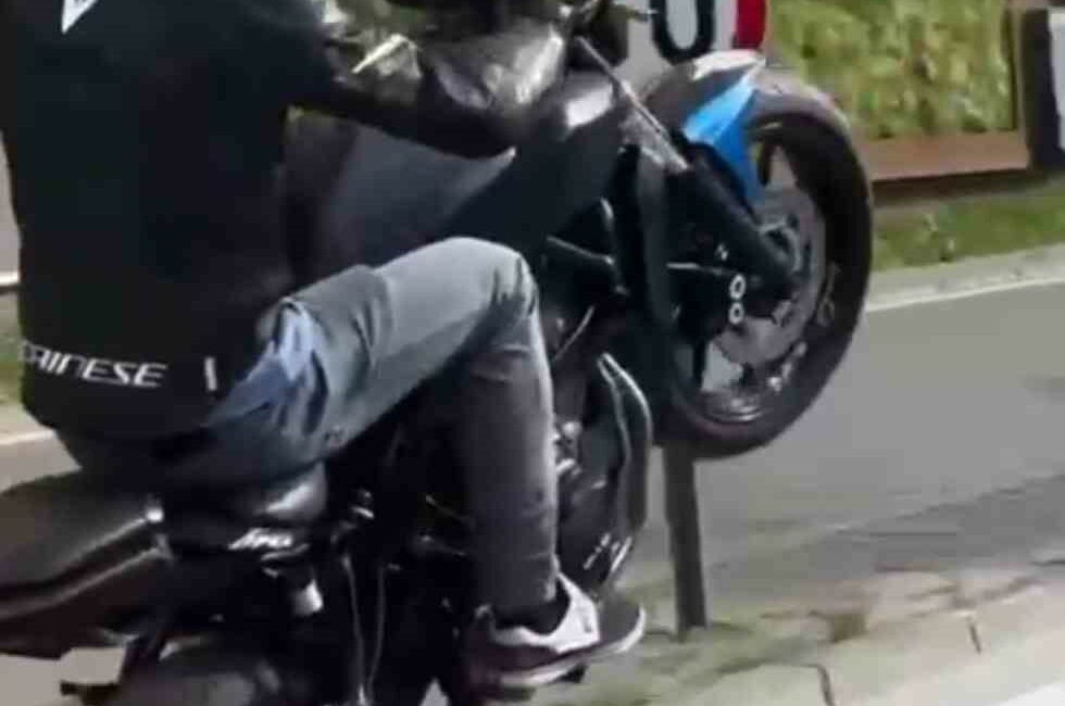 Bursa’da tek teker ilerleyen motosikletli trafiği tehlikeye düşürdü Bursa’nın Yıldırım ilçesinde tek teker ilerleyen motosikletli trafiği tehlikeye düşürdü.