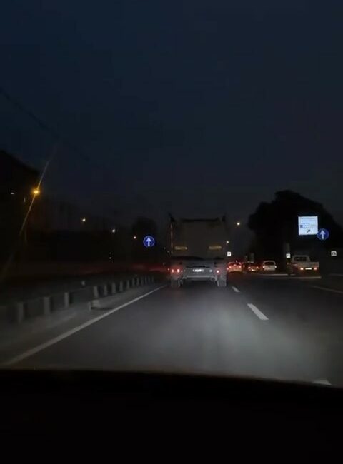 Bursa’da tır makas attı, otomobillere yol vermedi BURSA'DA BİR TIR SÜRÜCÜSÜ ÖNCE MAKAS ATTI, DAHA SONRA OTOMOBİLLERE