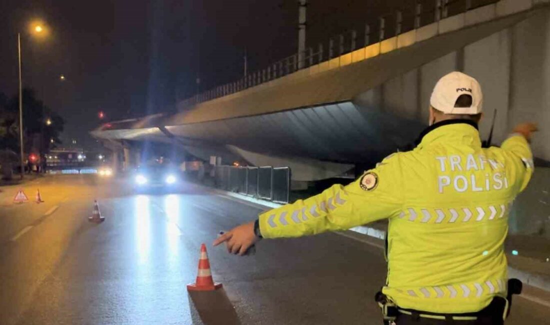 Bursa’da trafiği tehlikeye düşürenlere 300 bin lira ceza BURSA'DA TRAFİK POLİSLERİ ŞEHRİN BELİRLİ NOKTALARINDA YAPTIKLARI DENETİMLERDE KURALLARI İHLAL